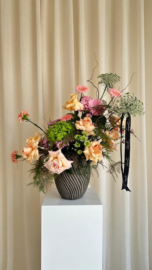 Corner vase